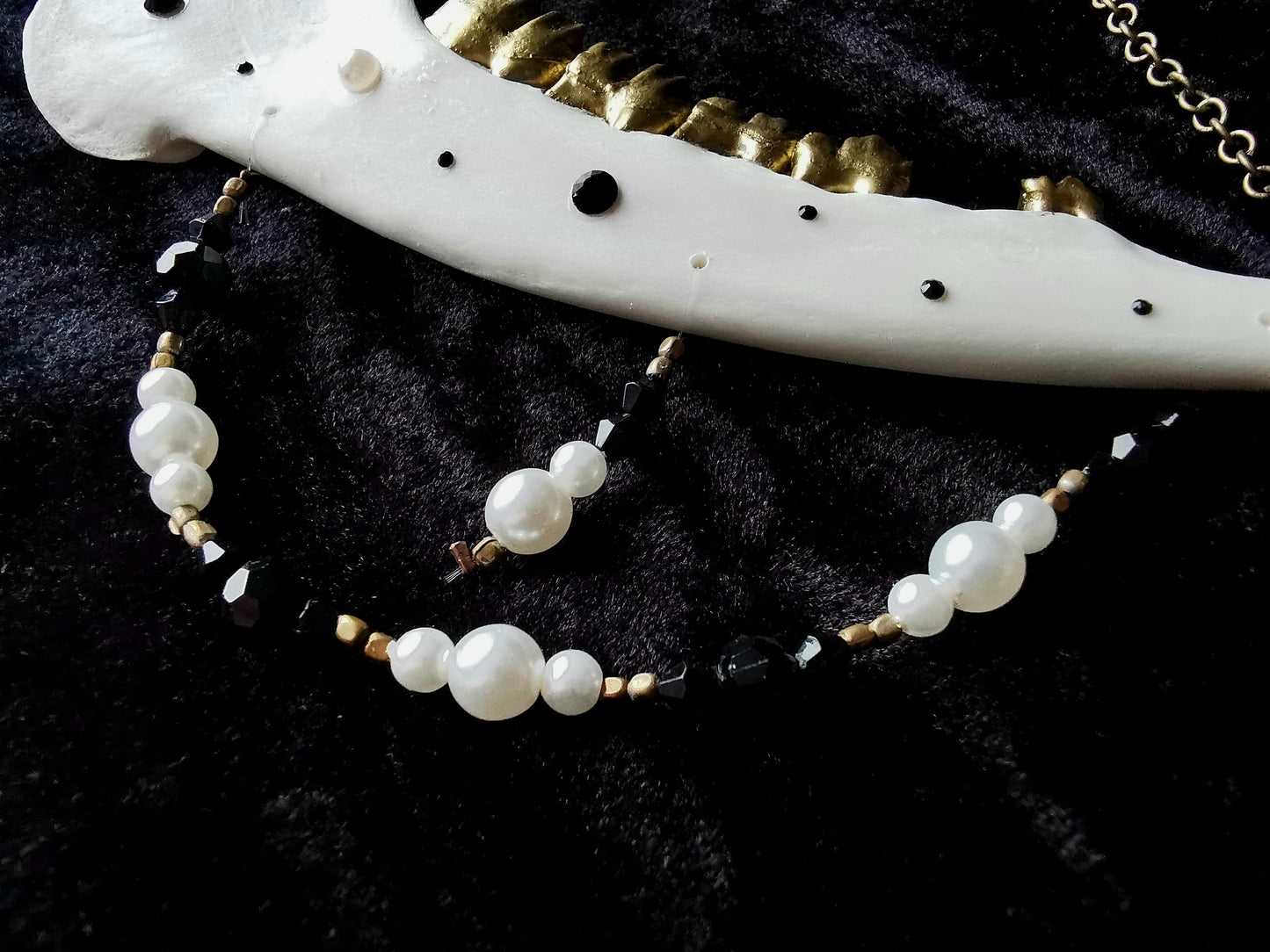 Black and pearl jawbone hanger